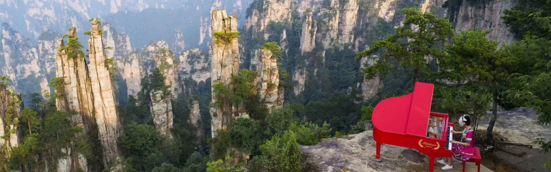 Play piano in the scenic area of Wulingyuan